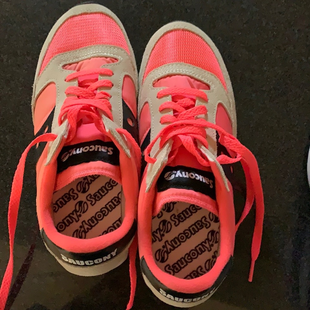 Saucing women’s size 8 tennis shoes